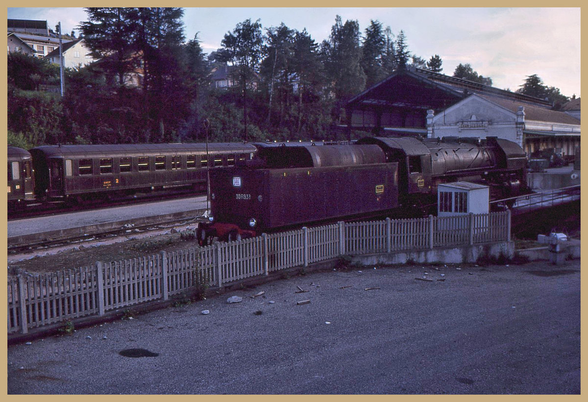 Im Anschluss an das schöne Bild von Stefan  1 Jahr Léman Express  im Bahnhof Evian noch einige ältere Bilder dieses Bahnhofs. Eine SNCF 141R (vermutlich 141 R 933) ist soeben hier am Endbahnhof abgedreht worden, um einen Zug zurück Richtung Westen zu übernehmen. 11.Juli 1965    