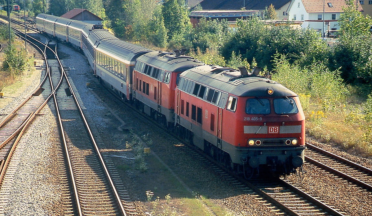 Im August 2010 erreichen 218 405-9 und eine weitere 218 mit einem EC aus der Schweiz den Bahnhof Memmingen