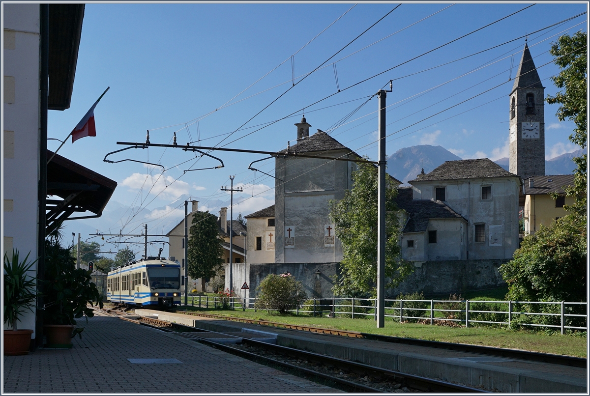 Im Bahnhof von Trontano kommt der Ferrovia Vigezzina SSIF ABe 4/6 64 an. 
7. Okt. 2016