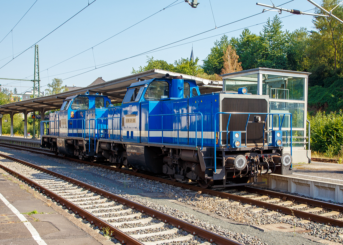 
Im Doppelpack beim Manöver in Betzdorf (Sieg) am 25.07.2019, die V100-SP-028 (92 80 1214 018-4 D-SLG)  und die V100-SP-026 (92 80 1214 016-8 D-SLG) der SLG - Spitzke Logistik GmbH. 

Die Loks (Umbau aus ex DB V 100.20):
Vorne die V100-SP-026 alias 214 016-8 wurde als DB V 100 2152 von Henschel 1964 unter der Fabriknummer 30838 gebaut. Zum 01.01.1968  erfolgte die Umzeichnung in DB 212 152-3, als diese fuhr sie bis zur Ausmusterung 1997. 
Hinten die V100-SP-028 alias 214 018-4 wurde als DB V 100 2157 ebenfalls von  Henschel 1964 unter der Fabriknummer 30843 gebaut. Zum 01.01.1968  erfolgte die Umzeichnung in DB 212 157-2, als diese fuhr sie bis zur Ausmusterung 2001.

Im Jahr 2002 gingen beide V 100.20 an ALS - ALSTOM Lokomotiven Service GmbH in Stendal, dort wurden sie 2008 bzw. 2009 gemäß Umbaukonzept  BR 214  umgebaut. 2009 gingen beide Loks an die DB Regio AG - Regio Mittelfranken in Nürnberg  als DB 214 016-8 und DB 1214 018-4.  Im Jahr 2016 kaufte die Spitzke Logistik GmbH beide Los.
