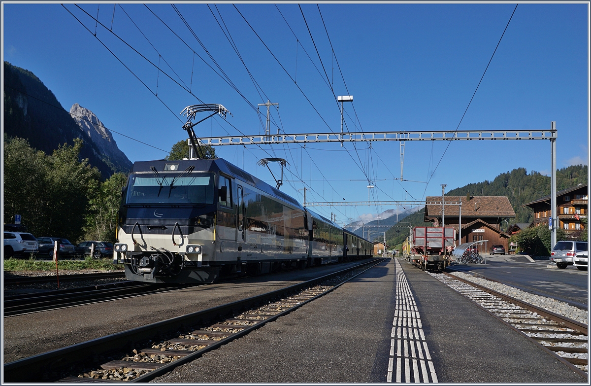 Im Herbst 2019 und nur für wenige Tage verkehrte der MOB Belle Epoque Zug statt mit Alpina ABe 4/4 / Be 4/4 (im Sandwich) mit einer Ge 4/4. 
Im Bild die MOB Ge 4/4 8001 mit dem Belle Epoque Zug in Saanen. 

3. Okt. 2019 