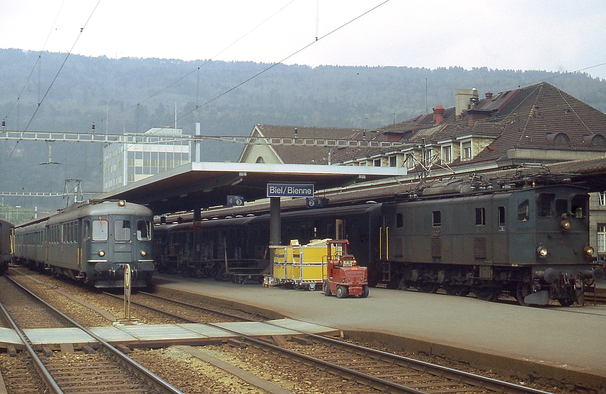Im Mai 1980 begenen sich im Bahnhof Biel ein RBe 4/4 und die Ae 3/5 10217. Zwischen 1922 und 1925 wurden insgesamt 26 Ae 3/5 f�r den Schnellzugdienst auf Flachlandstrecken beschafft, die letzten standen bis 1983 im Dienst.