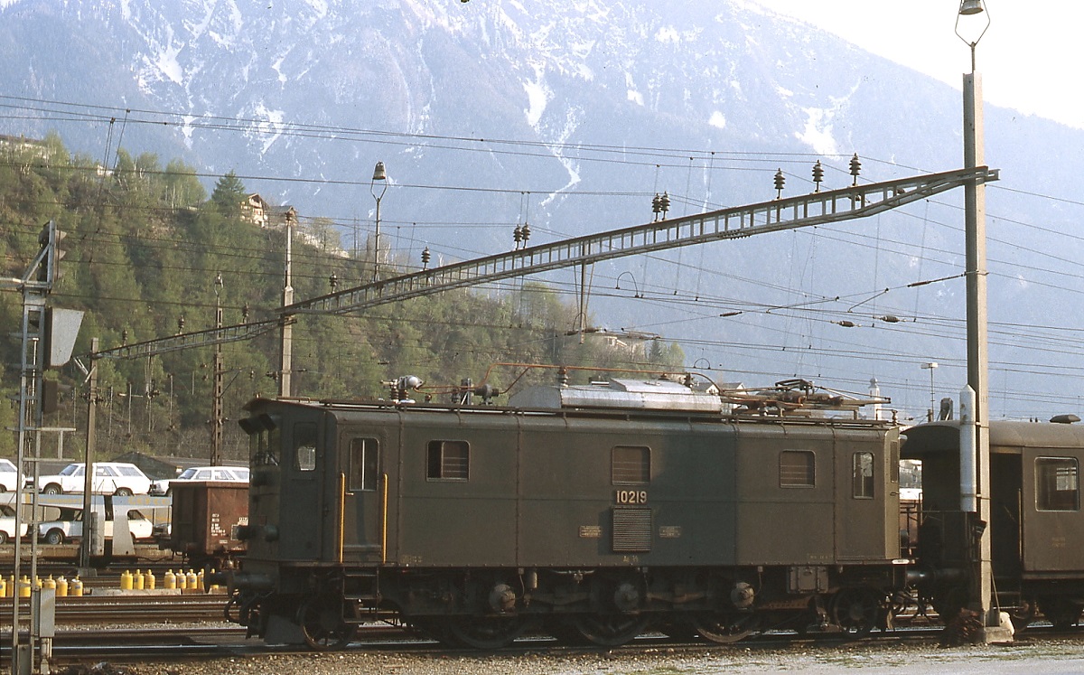 Im Mai 1980 war Ae 3/5 10219 noch vor den Autozgen durch den Simplontunnel eingesetzt