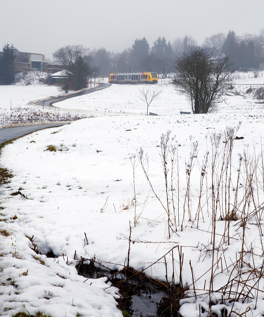 
Im Rothaargebirge ist noch etwas Winter, auch wenn hier nun etwas Nieselregen und Nebel ist....

Der VT 502 (95 80 1648 102-9 D-HEB / 95 80 1648 602-8 D-HEB)  ein Alstom Coradia LINT 41 der neuen Generation / neue Kopfform der HLB (Hessische Landesbahn GmbH) fhrt am 24.01.2016, als RB 93  Rothaarbahn  (Betzdorf/Sieg - Siegen - Kreuztal - Erndtebrck - Bad Berleburg), vom Haltepunkt Ltzel (Hilchenbach-Ltzel) weiter in Richtung Erndtebrck