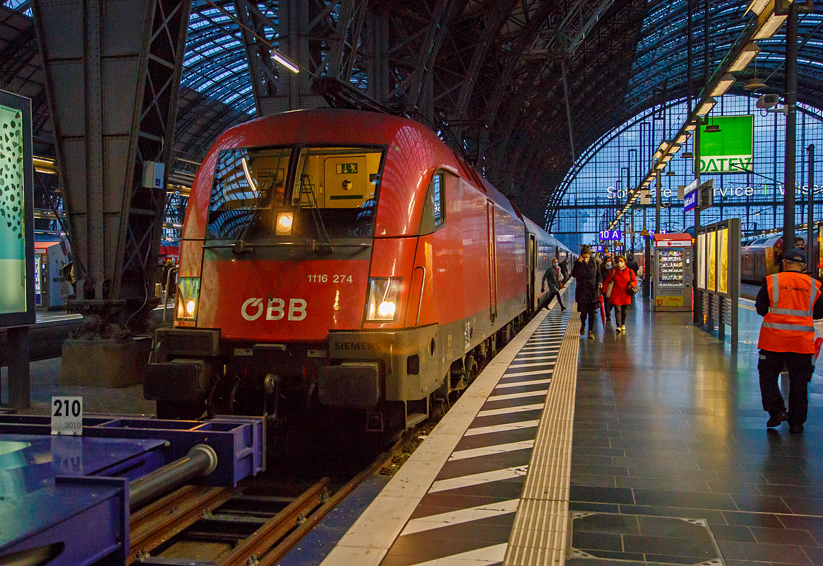 Im Sandwich, geführt von der ÖBB 1116 274 und nach geschoben von der ÖBB 1016 023, erreicht der IC 2298 von Stuttgart Hbf am Morgen des 26.10.2021 den Endbahnhof Frankfurt am Main Hauptbahnhof. Gleichdrauf wird er als EC 113 nach Klagenfurt Hbf bereitgestellt. Wir fahren bis Stuttgart Hbf mit. 

Hier die Taurus II ÖBB 1116 274 (A-ÖBB 91 81 1116 274-2). Sie wurde 2005 vom Siemens-TS Werk in Linz unter der Fabriknummer 21223 gebaut und an die ÖBB - Österreichische Bundesbahnen geliefert.