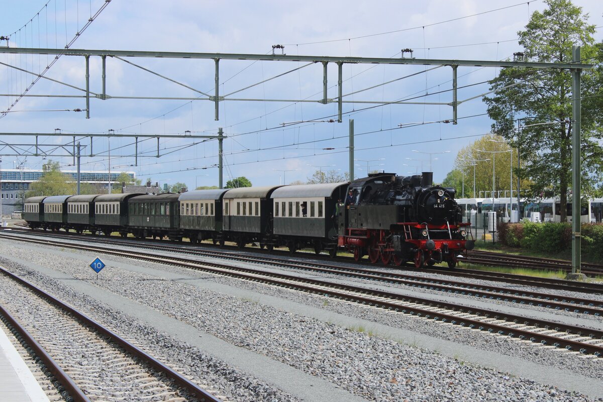 Immer wieder Sonntags: VSM Dampfpendel treft am 21 April 2024 in Apeldoorn ein und diesmal steht 64 415 vor den Zug. Sie soll in Apeldoorn umlaufen und der Leergarnitur zurück nach Beekbergen ziehen.