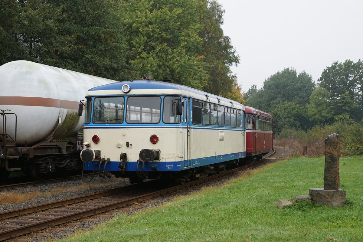 Impressionen der Kasbachtalbahn vom 24. September 2017.
Von der damaligen Bahnstrecke Linz - Neustad wird seit dem Jahre 1999 nur noch der Streckenabschnitt Linz - Kalenborn an Wochenenden mit Schienenbussen der Reihe VT 798 bedient.
Bei Kalenborn auf der Fahrt nach Linz.
Foto: Walter Ruetsch