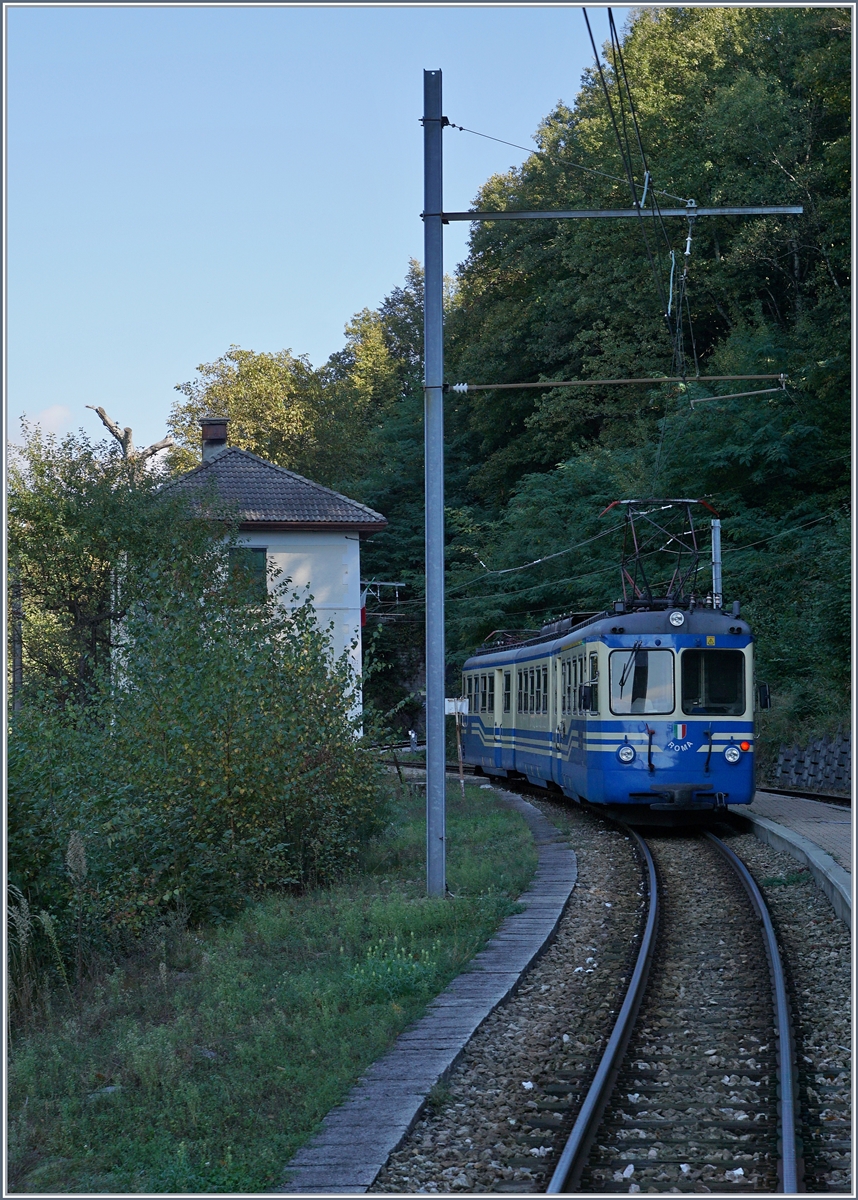 In der abgelegen Station kreuzt unser Zug den Ferrovia Vigezzian SSIF ABe 8/8 21 welcher als Regionalzug 763 nach Folsogno-Dissimo unterwegs ist. Dort wird er um 14.56 eintreffen, nach einer sehr kurzen Wendezeit als Leermaterialzug nach Re zurückfahren und dann um 15.02 als Regionalzugdienst 262 weiter nach Domodossoala übernehmen.
7. Okt. 2016