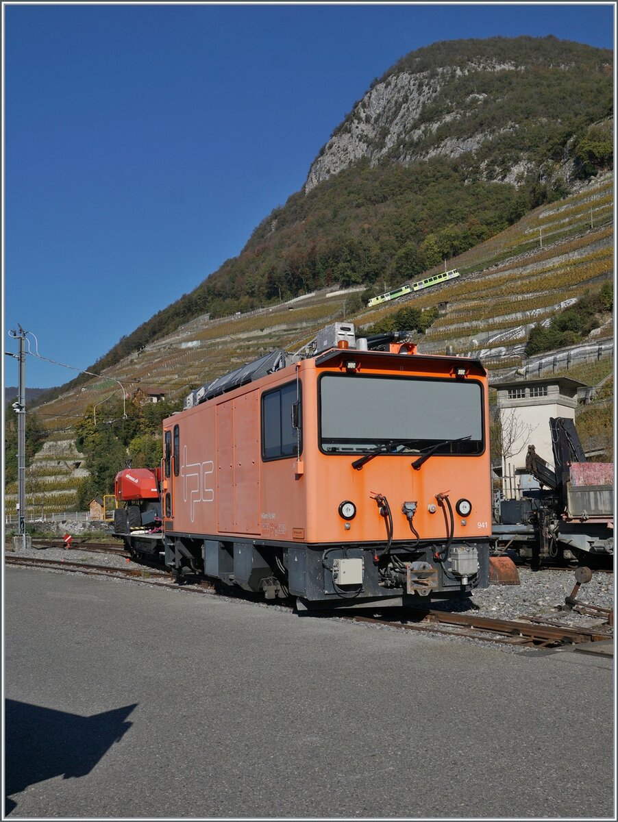 In Aigle bei der TPC Infrastructure steht der TPC HGem 2/2 941. Und es ist natürlich kein Zufall, dass gerade ein Zug der A-L ins Tal fährt.

2. Nov. 2024