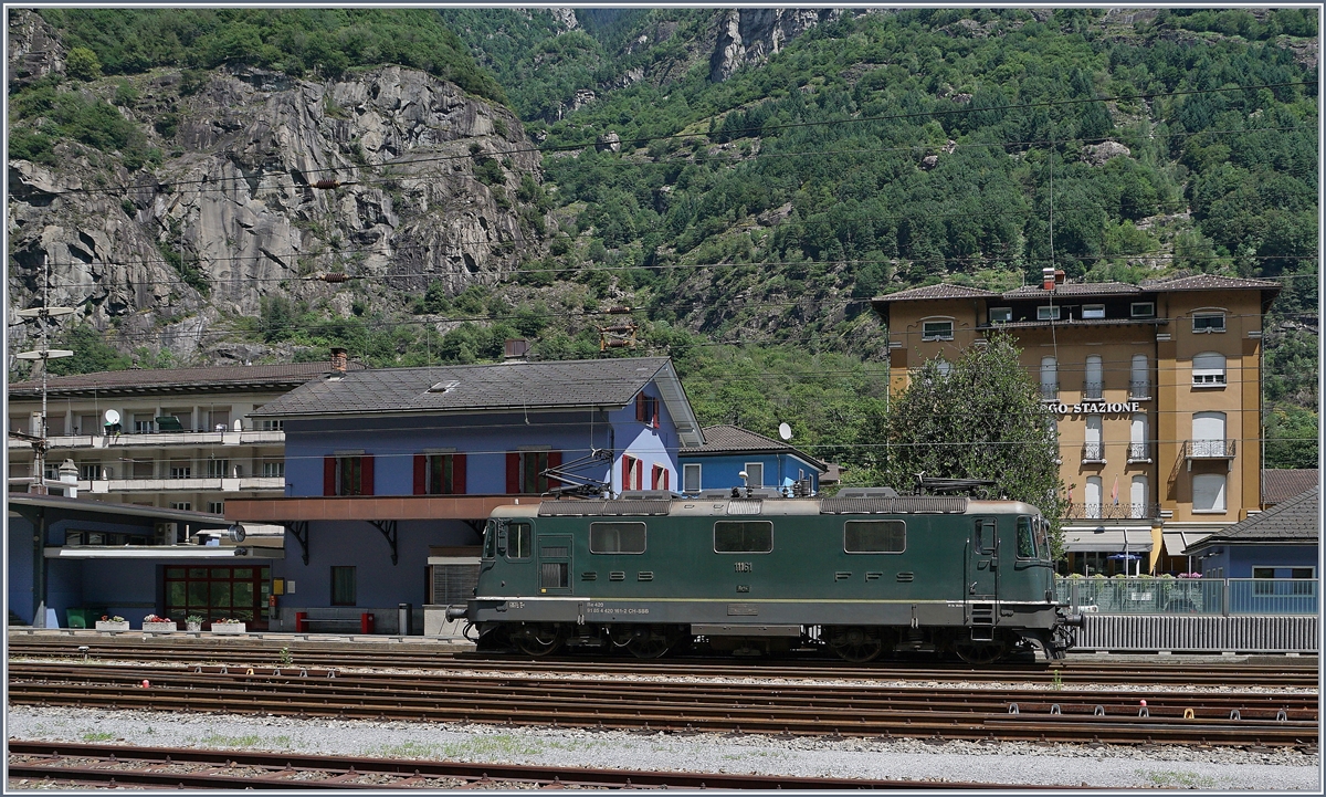 In Airolo hat die Re 4/4 II 11161 den SRF Dampfextrazug verlassen und ist als Lokfahrt nun in Bodio eingetroffen, um den Dampfzug abermals vergespannt zu werden, diesmal, um die ETCS Strecke nach Biasca befahren zu können.
28. Juli 2016