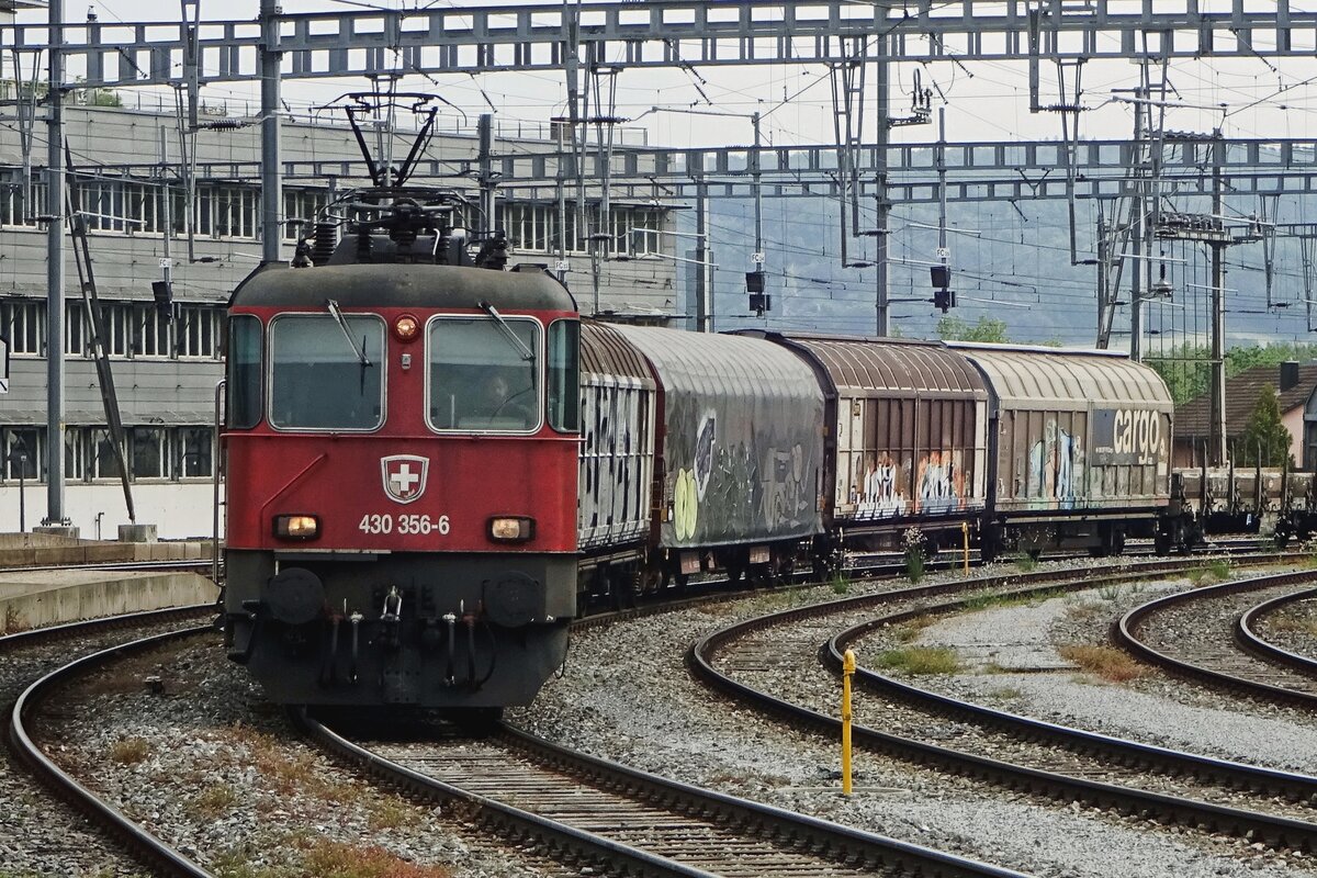 In aller Rühe durchfahrt am 25 Mai 2019 SBB 430 356 mit deren Guterzug Brugg AG.