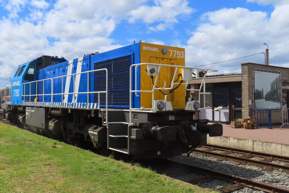 In Baasrode Noord können während das  Scheldeland in Stoom   Wochenende dort ausgestellte Dieselloks fotografiert werden und die ganz renovernert Infrabel 7793 war am 6 Juli 2024 dabei.