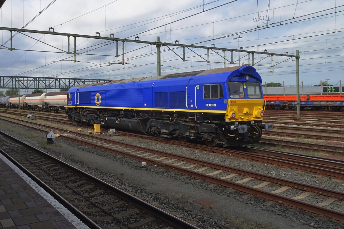 In Belgien darf Crossrail Benelux noch mit der Class 66 fahren und am 14 Juli 2022 steht der in neues blau gefarbte PB06 in Roosendaal. 