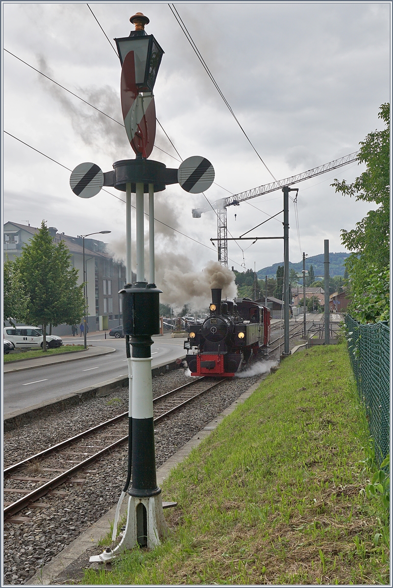 In Blonay steht das Ausfahr-Signal auf Freie-Fahrt und so kann die Blonay-Chmby G 2x 2/2 105 mit ihrem Zug pünktlich abfahren. 

13. Juni 2020