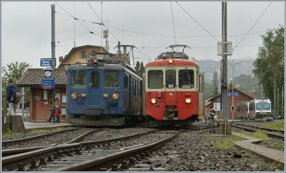 In Blonay treffen sich ein MOB BDe 4/4 (Serie 3000) und der CEV BDeh 2/4 74 im Rahmen des Blonay-Chamby Anlasses  il y 50 ans …   (Ende des Fahrplanbetriebes Blonay-Chamby 1966)

17. Sept. 2016