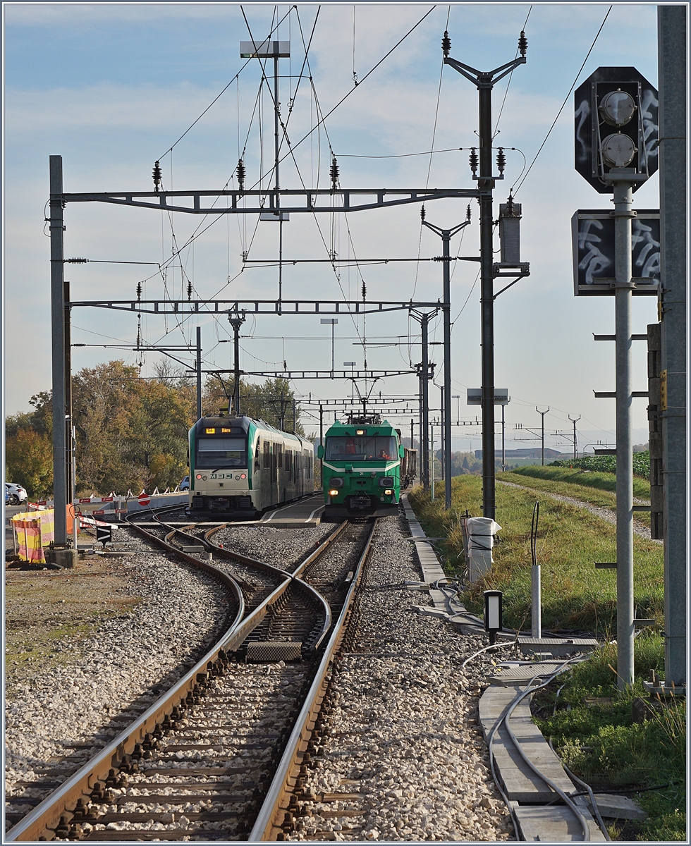 In Bussy-Chardonney endet der Regionalverkehr, wer weiter will, muss in den Bus umsteigen. Auf Gleis 3 wartet die BAM Ge 4/4 21 mit sieben leeren Eaos auf die Weiterfahrt Richtung Apples. 
17. Okt. 2017