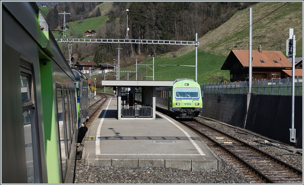 In Därstetten scheint die EWIII Wagen Welt noch in Ordnung...
die RE Zweisimmen - Spiez kreuzen sich jeweils zweistündlich in Därstetten, weissen aber hier keinen Verkehrshalt auf.

14. April 2021