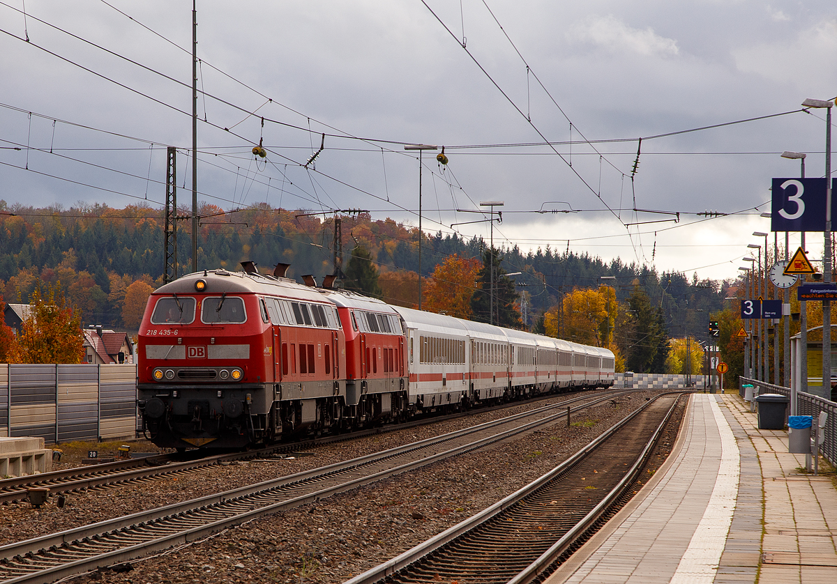 In Doppeltraktion fahren die DB 218 435-6 und die DB 218 483-6 mit dem IC 2012 „Allgu“ (Oberstdorf - Kempten(Allgu)Hbf - Stuttgart Hbf - Kln Hbf - Bochum Hbf) durch den Bahnhof Amstetten (Wrtt) in Richtung Stuttgart. Gleich geht es die berhmte Geislinger Steige hinab. Nach dem Kopfmachen im Hbf Stuttgart, werden dann die Dieselloks (V 164) abgehangen und eine 101er E-Lok bernimmt dann denn Zug.