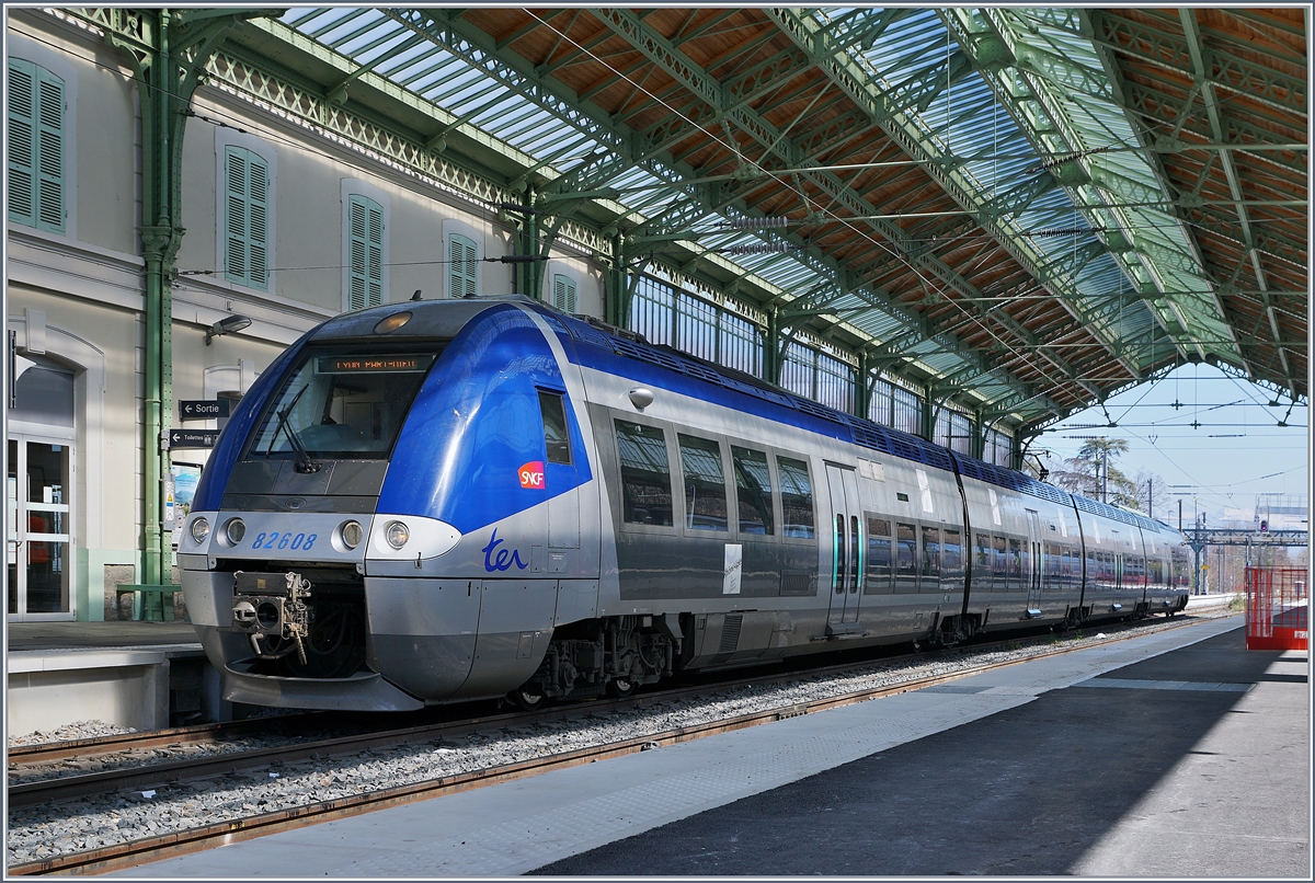 In Evain steht der Z 82608 nach Lyon Part Dieu zur Abfahrt bereit. Bei genauerem Hinschauen, erkennt man im Hintergrund, wenn auch nur sehr schwach, die Waadtländer Alpen bei Montreux/Aigle. 

23. März 2019