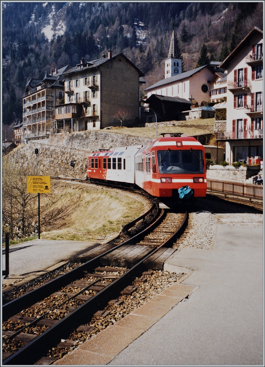 In Finhaut erreicht ein Regionalzug nach Martigny den Bahnhof. Der eingesetzten Triebwagen ist der SNCF Z 801. Zur Zeit der Aufnahme war der Bahnhof mit einer Stromschien ausgestattet, die offen neben den Gleisen lag.

Analogbild vom März 1998