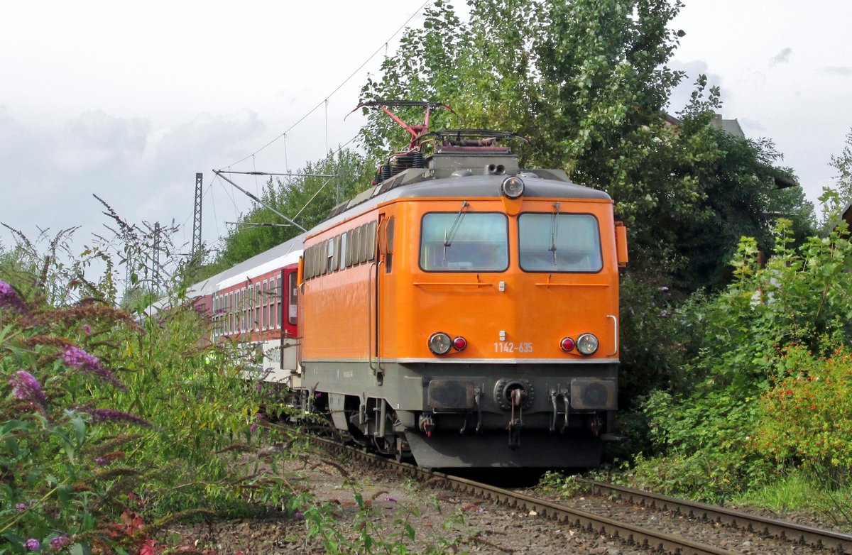 In Kaldenkirchen wird ein EETC-Nachtzug am 29 Augustus 2014 von 1142 635 ubernommen- zehn Minuten früher war dieser Zug aus Amsterdam mit ein Niederländische Lok in Venlo engetroffen, von ein MRCE 189er ersetz worden und wird -wegen einige miettechnische komplikazionen- von ex-ÖBB 1142 635 ersetzt.