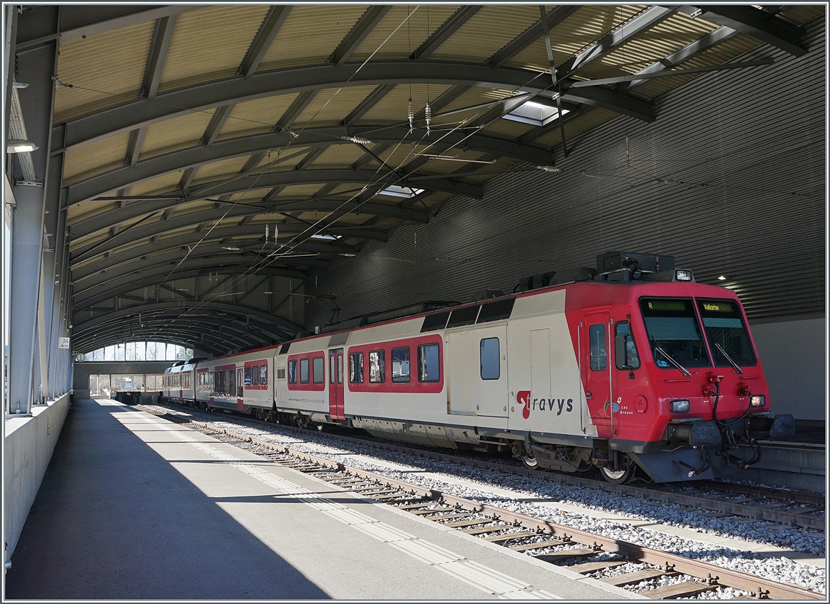 In Le Brassus wartet der TRAVYS RBDe 560 384 (UIC RBDe 560 DO TR 94 7 560 384-0 CH-TVYS) mit dem Zwischenwagen B NPZ DO TR 50 85 29-43 384-1 CH-TVYS und dem Steuerwagen ABt NPZ DO TR 50 85 39-43 984-6 CH-TVYS als Regionalzug 6018 nach Vallorbe auf die Abfahrt.

Im Gegensatz zum  alten  Bahnhof liegt der  neue  Bahnhof gut 500 Meter östlicher und somit konnte ein Bahnübergang eingespart werden. Der neue Bahnhof ist zwar modern, hat durch das Hallendach aber trotzdem seinen eigenen Charme. 

Ein Bild des alten Bahnhof gibt es unter folgendem Link zur sehen: https://hellertal.startbilder.de/bild/schweiz~triebzuege~rbde-560-npz/590736/ein-travys-npz-im-alten-bahnhof.html

14. Nov. 2020