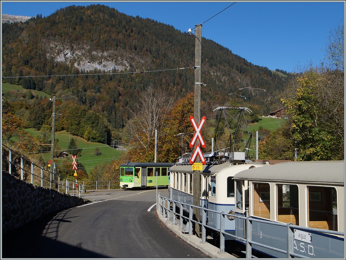 In Les Planches wird der auf Distanz gefolgte Zug plötzlich zum Gegenzug: Während der ASD BCFe 4/4 N°1 von Dialerets kommend in Les Planches auf die frei Fahrt nach Le Sépey wartet, ist der vorausgefahren Regionalzug nach dem Richtungswechsel in Le Sépey bereits schon in Richtung Aigle unterwegs.
18. Okt. 2014