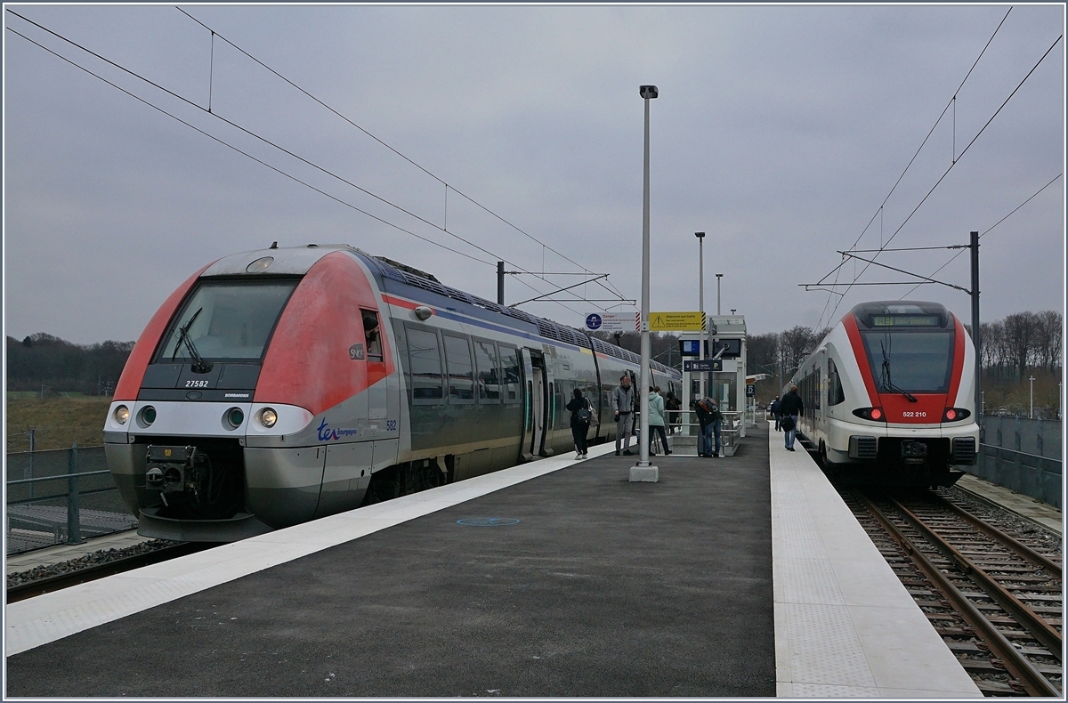 In Meroux warten der SNCF Z 27582 als TER nach Belfort und der SBB RABe 522 210 als RE nach Biel/Bienne auf die baldige Abfahrt.

15. Dez. 2018
