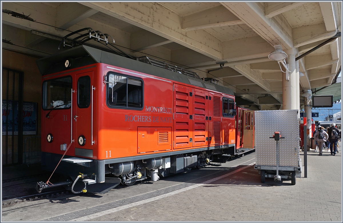 In Montreux ist es praktisch unmöglich den knapp vor dem Tunnel zum stehen gekommene Train  Belle  Epoque zu fotografieren.
3 Sept. 2017