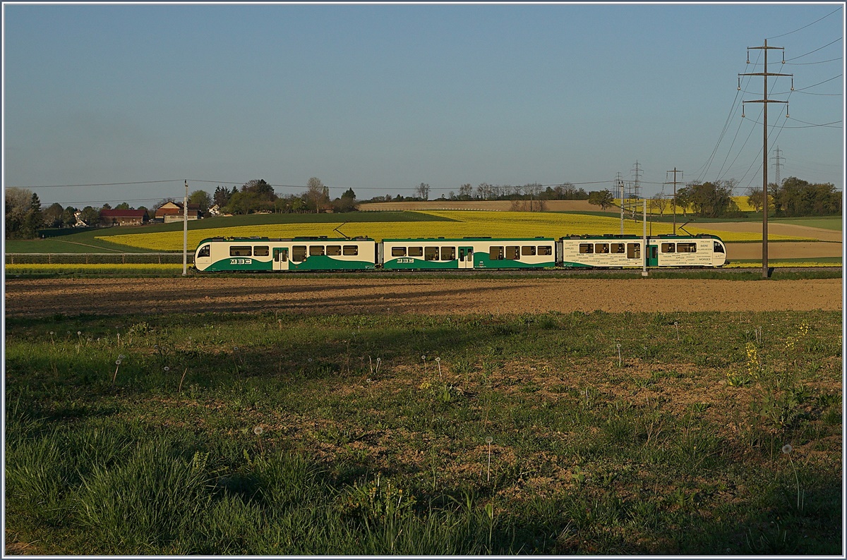 In neuen, langgezogen Bahnhof von Chigny kreuzen sich zwei BAM MBC Züge. 
10.04.2017