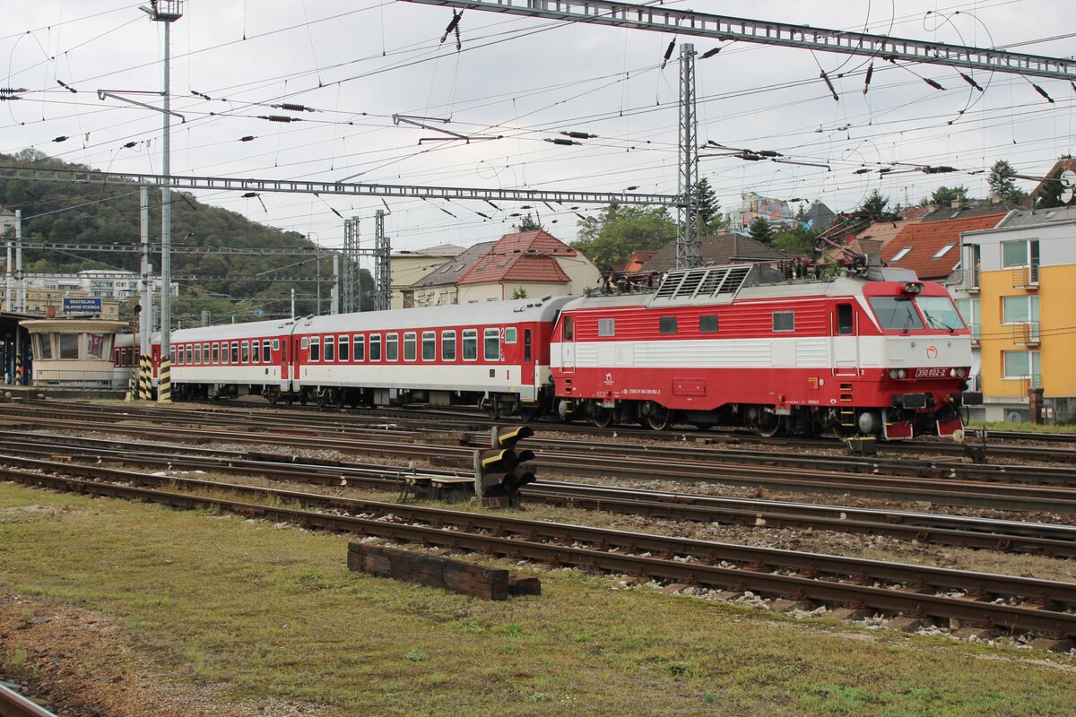 In Retrofarben: ZSSK 350 002 verlasst mit deren Rychlyk nach Zilina und Poprad-Tatry am 17 September 2024 Bratislava hl.st.