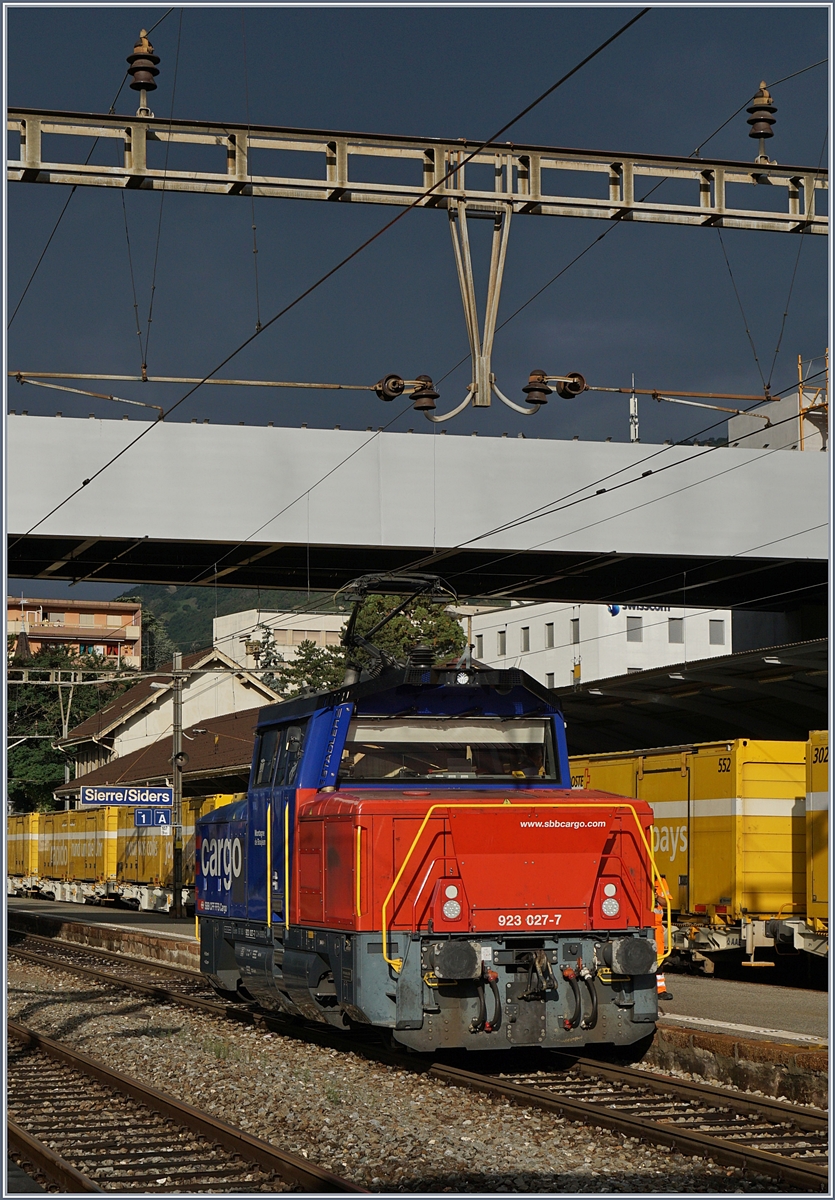 In Sierre, vor einem ziemlich dunklen Himmel zeigt sich die SBB Cargo Eem 923 027-7 im Sonnenlicht.
31. Juli 2017