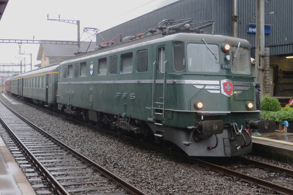 In stromender Regen steht SBB Historic 11411 in Erstfeld am 19 September 2021 abfahrtbereit mit eine der Stundlich fahrende Pendelzüge Erstfeld<=>Göschenen während der Erstedition der Gotthard Bahntage.