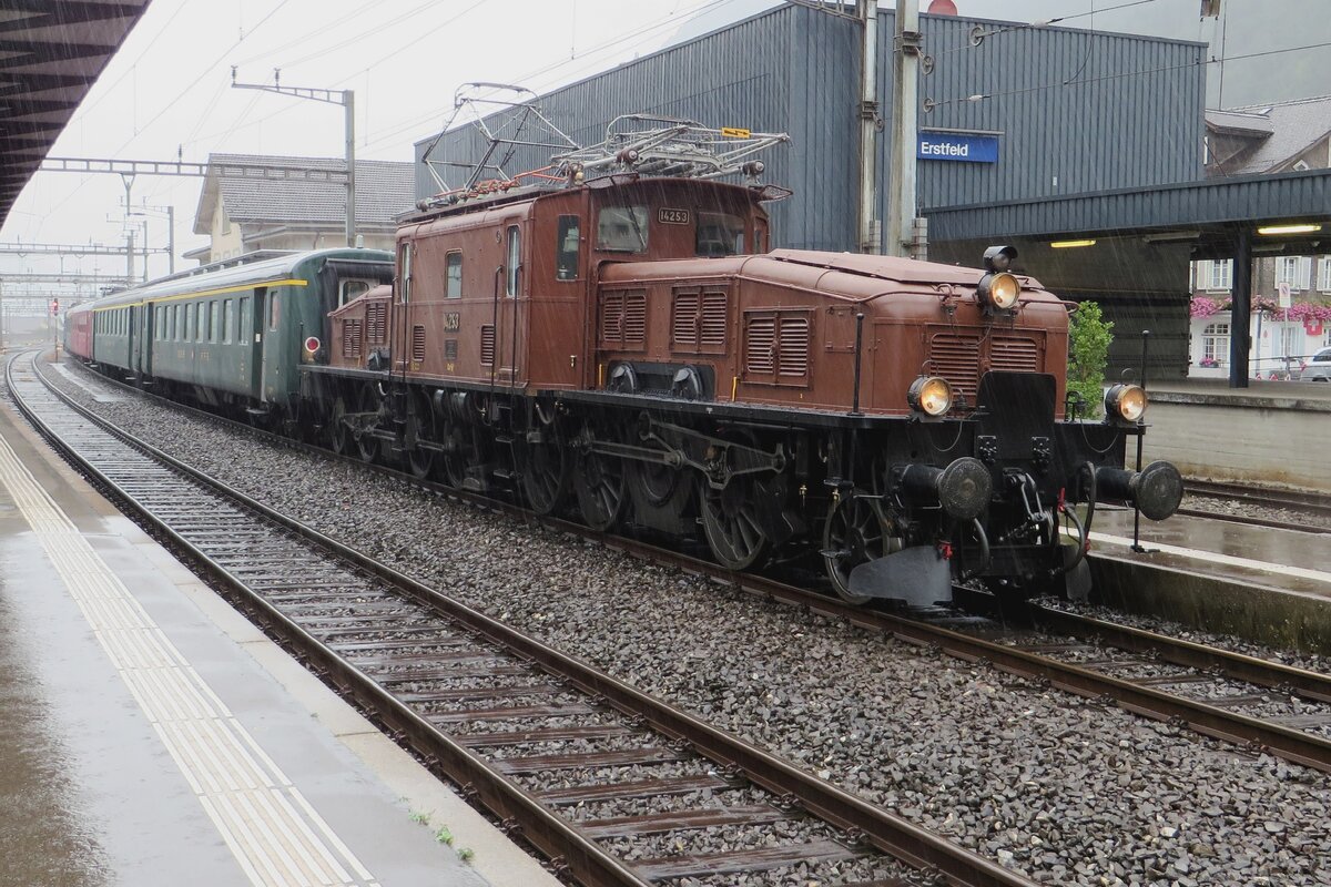 In stromender Regen steht SBB Historic 14253 in Erstfeld am 19 September 2021 abfahrtbereit mit eine der Stundlich fahrende Pendelzüge Erstfeld<=>Göschenen während der Erstedition der Gotthard Bahntage.