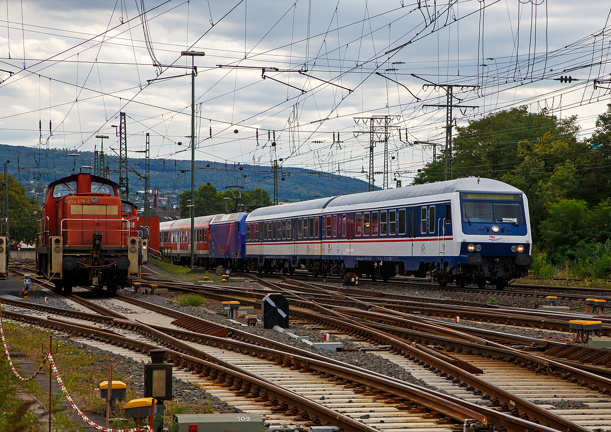 
In einer ungewöhnlichen Zusammenstellung fährt ein Personenzug der TRI Train Rental GmbH mit einem Wittenberger Steuerwagen voraus am 04.09.2020 durch Koblenz-Lützel in Richtung Köln. 

Die Zugbildung war hier im Einzelnen: Wittenberger Steuerwagen, ein n-Wagen, die Lok 145 088-1  Stefanie , vier weitere rote n-Wagen und als Schlußläufer die E10 1309 (113 309-9).