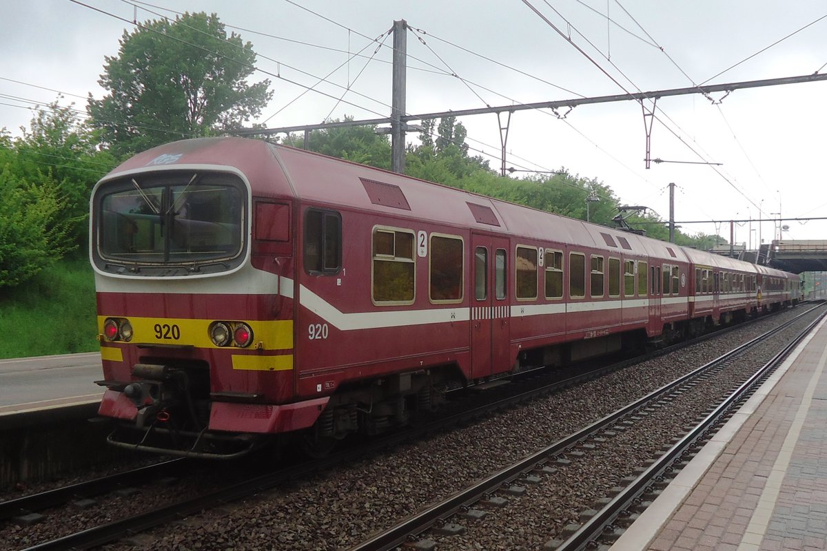 In verregneten Antwerpen-Zuid steht am 30 Mai 2013 NMBS 920.