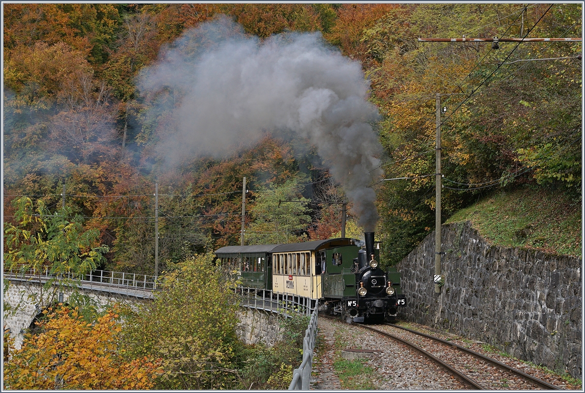 In  Vers-chez-Robert  angekommen, macht die G 3/3 N° 5 richtig Dampf um die Steigung nach Chamby in Angriff zu nehmen. 

27. Okt. 2019