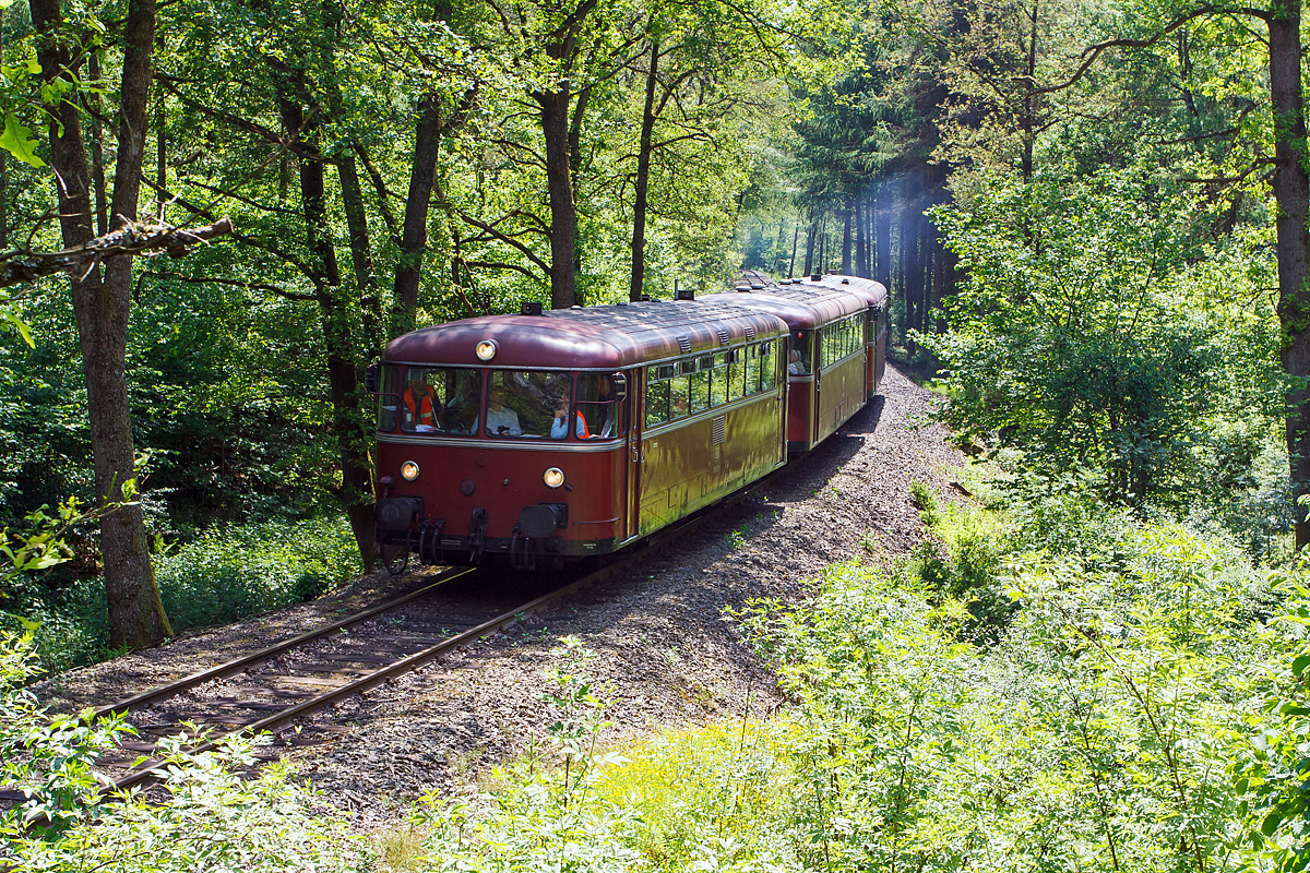 
In den Wldern des Siegerlandes: Schienenbusgarnitur der FSB - Frderverein Schienenbus e.v. (Menden) auf Sonderfahrt, hier am 02.06.2012 in Neunkirchen-Salchendorf auf dem Gleis der Kreisbahn Siegen-Wittgenstein (KSW), ex Freien Grunder Eisenbahn, kurz vor der Spitzkehre Pfannenberg. 

Die Garnitur bestand aus Motorwagen 796 802-7 , Beiwagen 996 309-1 und dem Motorwagen 796 690-6.

NEUE Version in 1200px