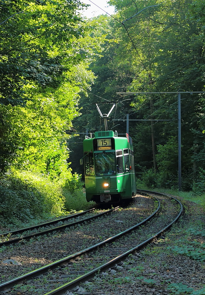 In der Wolfsschlucht ist Be 4/6 666 am 18.07.2015 als Linie 15 zum Messeplatz unterwegs