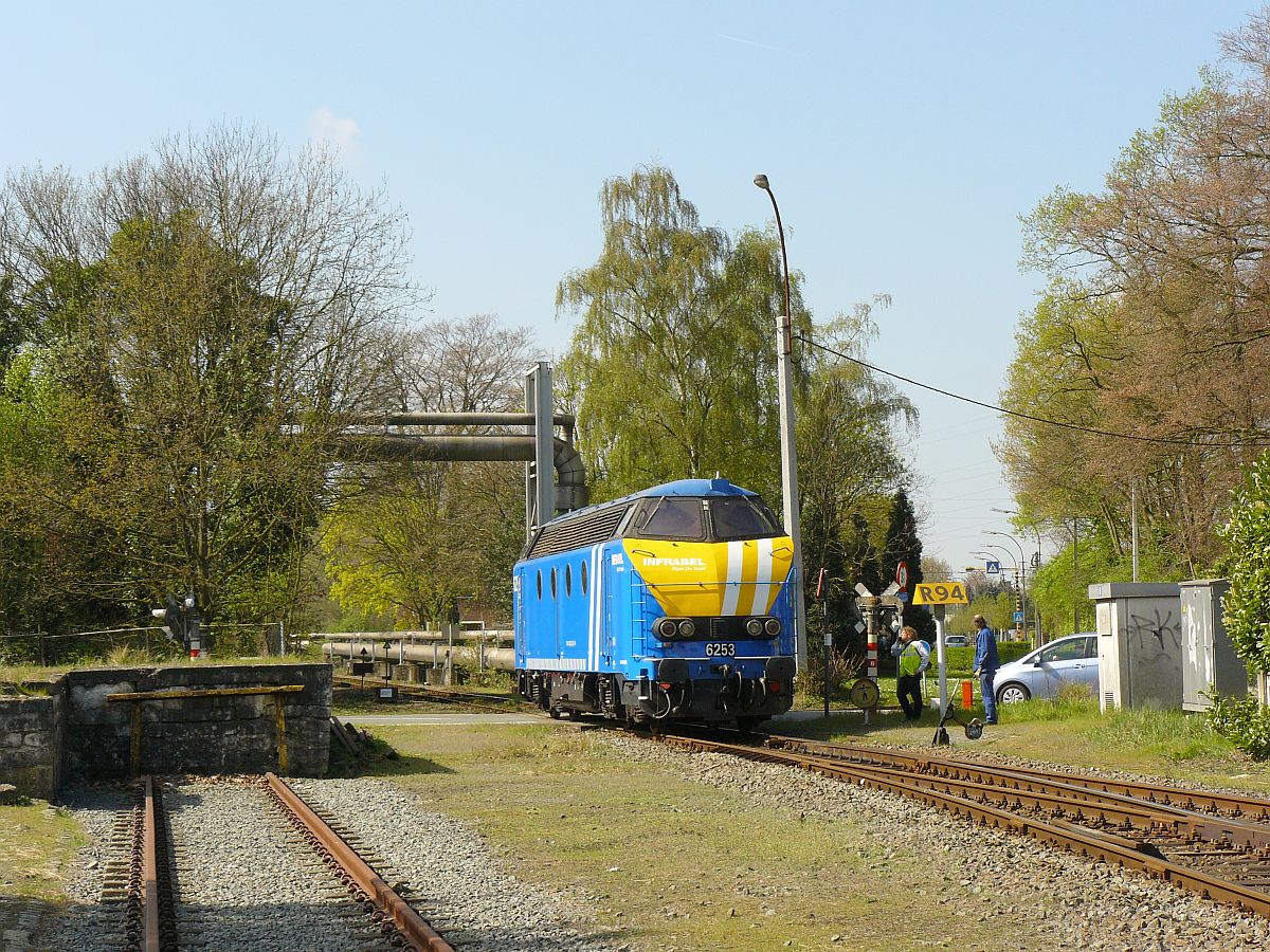Infrabel Diesellok 6253. Sonderfahrt Museumsverein PFT/TSP. Langerbrugge 05-04-2014.

Infrabel diesellocomotief 6253 gefotografeerd tijdens rondrit van de TSP  hulde aan de reeks 62 . Langerbrugge Belgi� 05-04-2014. 
