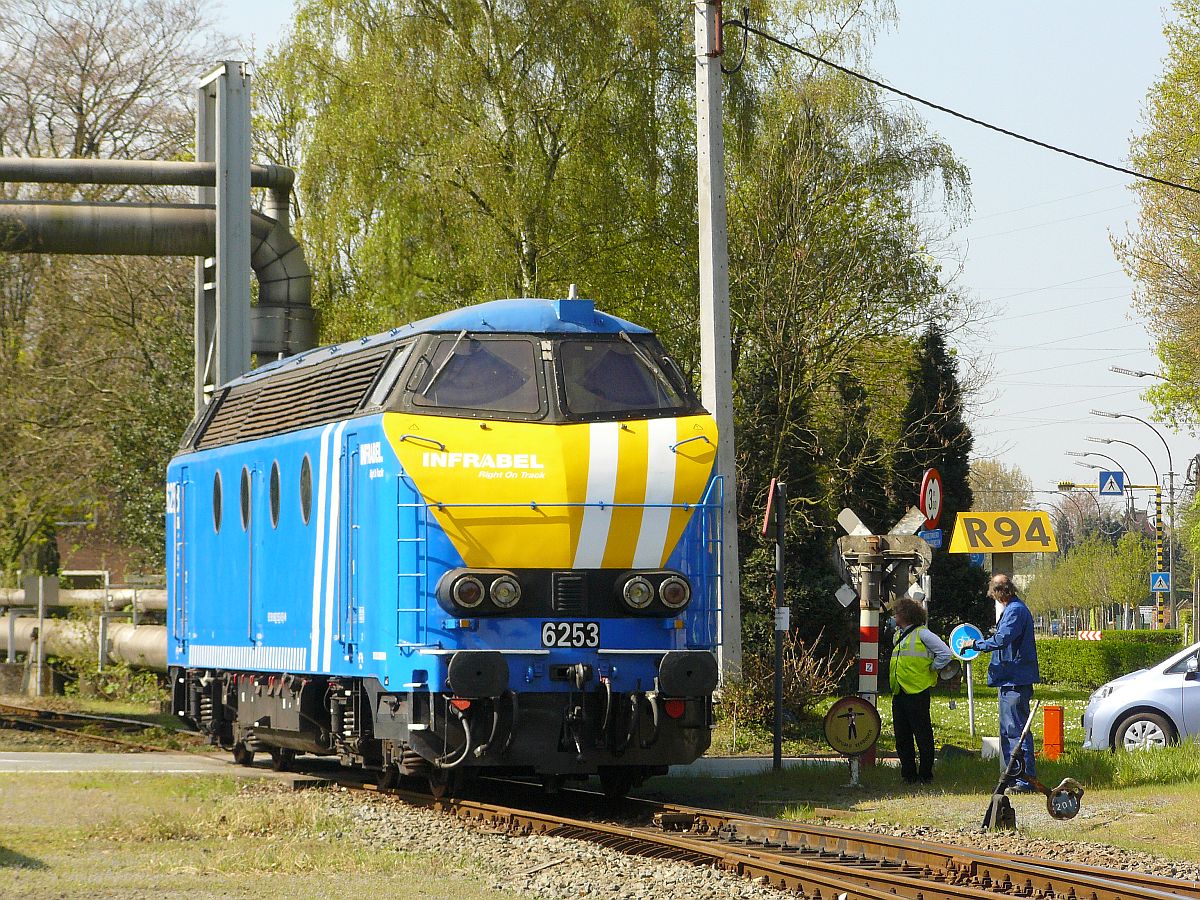 Infrabel Diesellok 6253. Sonderfahrt Museumsverein PFT/TSP  Hulde aan de reeks 62 . Bahnübergang Burggravenlaan, Langerbrugge Belgien 05-04-2014.

Infrabel diesellocomotief 6253 gefotografeerd tijdens rondrit van de TSP  Hulde aan de reeks 62 . Bij de overweg Burggravenlaan, Langerbrugge België 05-04-2014.
