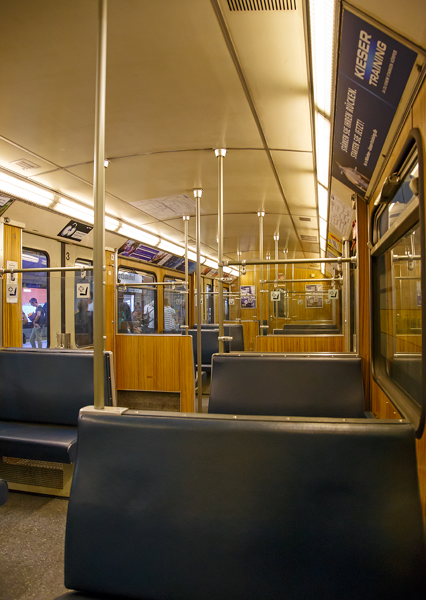 
Inneneinrichtung von einem Münchener-U-Bahn-Triebwagen der MVG-Baureihe A am 16.06.2018 in München.