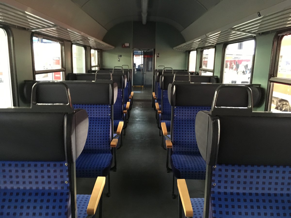 Inneneinrichtung eines Stuttgarter Steuerwagens im Design OFV/DBM am 05.05.17

Blick auf die Sitzbänke.