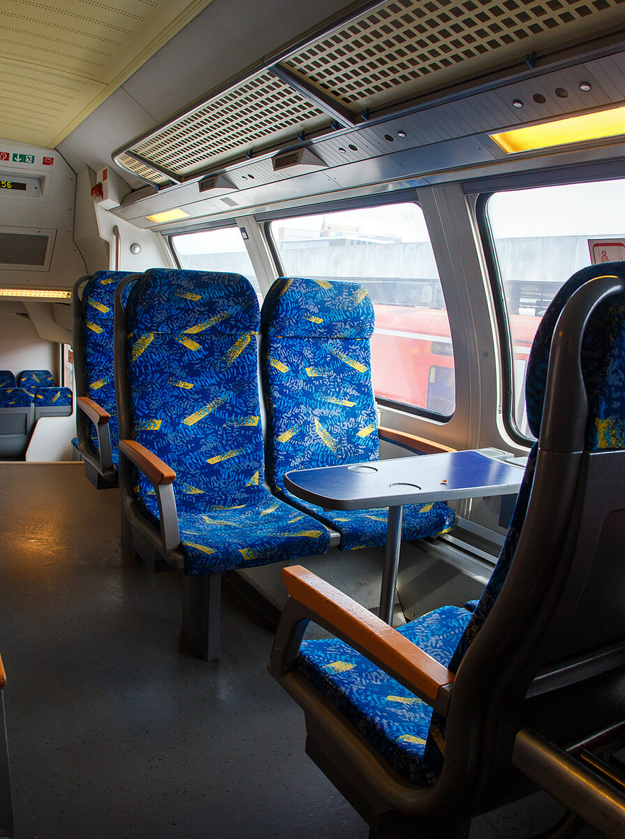 Innenraum /Interieur im zweite Klasse Großraumabteil im Oberdeck eines Metronom-Doppelstockwagen der vierten Generation (der Bauart „Görlitz“), mit einer Vierersitzgruppe mit Tisch (Vis-à-vis), hier am 14 Mai 2022 (im RE 3) bei Hannover.