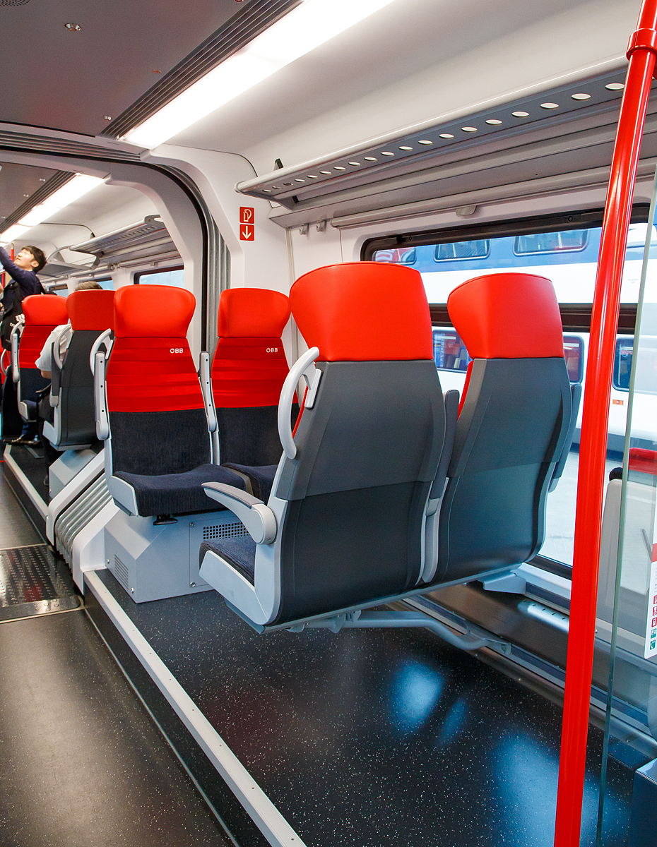 Innenraum im BB Cityjet - Bombardier Talent 3, der Triebzug wurde auf der InnoTrans 2018 in Berlin (18.09.2018) prsentiert.