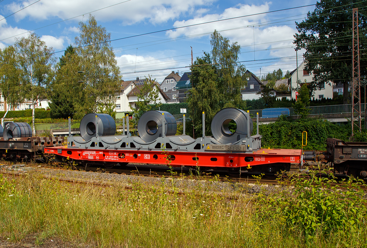 Innovative Güterwagen: 6-achsiger Flachwagen BraCoil-Saghmmns-ty 488 der DB Cargo mit UIC-Nr. 31 80 4927 099-0 D-DB am 24.08.2021 bei einer Zugdurchfahrt in Kreuztal. Hier beladen mit drei Warmband-Coils.

Insgesamt wurden 12 Innovative Güterwagen aus vier verschiedenen Wagengattungen neu entwickelt und als Prototypen gefertigt. U.a. entwickele die DB Cargo als Wagentyp einen sechs-achsigen Flachwagen für den Transport von Stahlprodukten. Der Flachwagen ist multifunktional einsetzbar und kann neben Stahl-Brammen und Stahl-Coils. Nach Abnehmen des Ladegestells kann der Güterwagen auch zum Transport von 1×40-, 2×20- oder 1×20-Fuß Containern eingesetzt werden. Dabei ist ein Ladegutwechsel ohne Anpassung des Wagens möglich.

Das Ladegestell besitzt 5 Lademulden für Blechcoils, oder kann Stahl-Brammen bis zu einer Länge von 12 m aufnehmen. In Querrichtung sind die Blechcoils durch ein System von abgefederten Lamellen und die Brammen durch seitliche abnehmbare Rungen gesichert. 
Langfristig denk man an einen Ersatz der rund 3.000 Schwerlastflachwagen der DB Cargo.

TECHNISCHE DATEN:
Gattung: Saghmmns-ty 488
Hersteller: Tatravagónka a.s., Poprad (Slowakei)
Spurweite: 1.435 mm
Achsenanzahl: 6 (in 2 Drehgestelle)
Länge über Puffer: 16.400 mm
Länge der Ladefläche: 15.160 mm
Ladebreite zw. den Mulden: 2.400 mm
Max. Ladegewichte der Mulden: 45 t / 25 t / 40 t / 25 t / 45 t
Breite zw. den Rungen: 2.630 mm
Höhe der Ladefläche bzw. UK Ladegestell: 1.230 mm
Drehzapfenabstand: 9.150 mm
Achsabstand im Drehgestell: 3.400 mm (2 x 1.700 mm)
Laufraddurchmesser: 920 mm (neu)
Eigengewicht:  35.000 kg (mit Ladegestell) / 27.500 ohne (Ladegestell)
Höchstgeschwindigkeit: 100  km/h (beladen) / 120 km/h (leer)
Maximales Ladegewichte: 91 t (Streckenklasse D4)
Maximale Tragfähigkeit: 100,0 t
Ohne Ladegestell können die Ladegewichte 7,5 t höher sein.
Kleinster bef. Gleisbogenradius: 75 m
Drehgestellt: BA 714.4, 2xBg
Bauart der Bremse: KNORR KE-GP-A(K) – 2x12“ 
Bremsklotzsohle: COSID 810
Intern. Verwendungsfähigkeit: TEN-GE

Bedeutung der Gattung Saghmmns:
S       Drehgestell-Flachwagen in Sonderbauart
a       mit 6 Radsätzen (2 dreiachsige Drehgestelle)
g       für den Transport von Großcontainern bis mit 60 Fuß
h       für den Transport liegend verladener Coils geeignet
mm      Ladelänge kleiner 18 m  (bei sechsachsigen Wagen)
n       Maximale Tragfähigkeit über 60 t
s       Höchstgeschwindigkeit bis zu 100 km/h (beladen)
