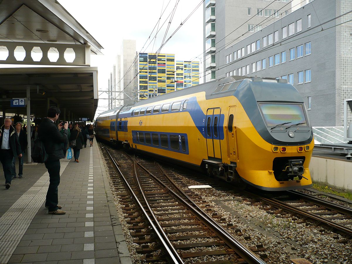 Intercity aus Rotterdam ist zu lang. Gleis 4a Leiden Centraal Station 13-06-2012.

Intercity uit Rotterdam bestaat uit twee treinstellen IRM-6 terwijl spoor 4a iets minder als 10 bakken kan hebben. Spoor 4a Leiden Centraal Station 13-06-2012.