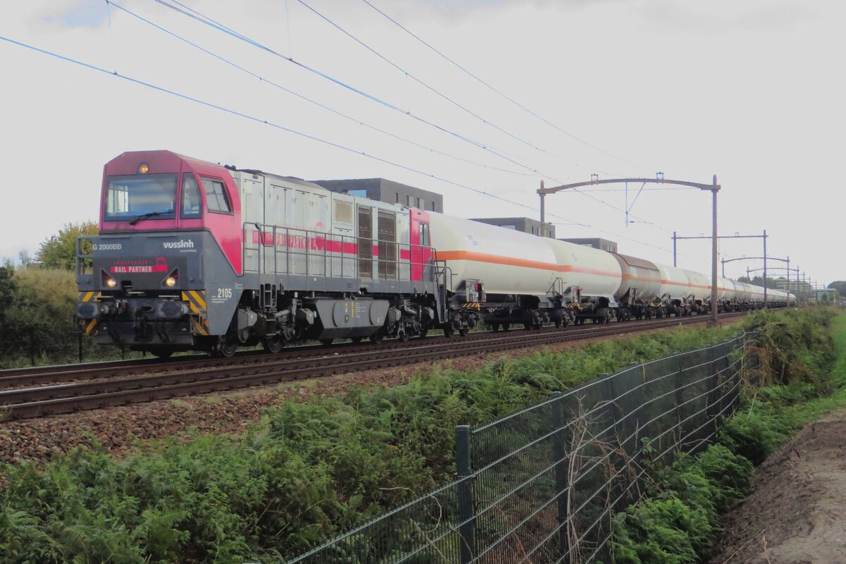 IRP 2105 zieht am 15 Oktober 2021 bei Tilburg-Reeshof ein Gaskesselwagenzug.