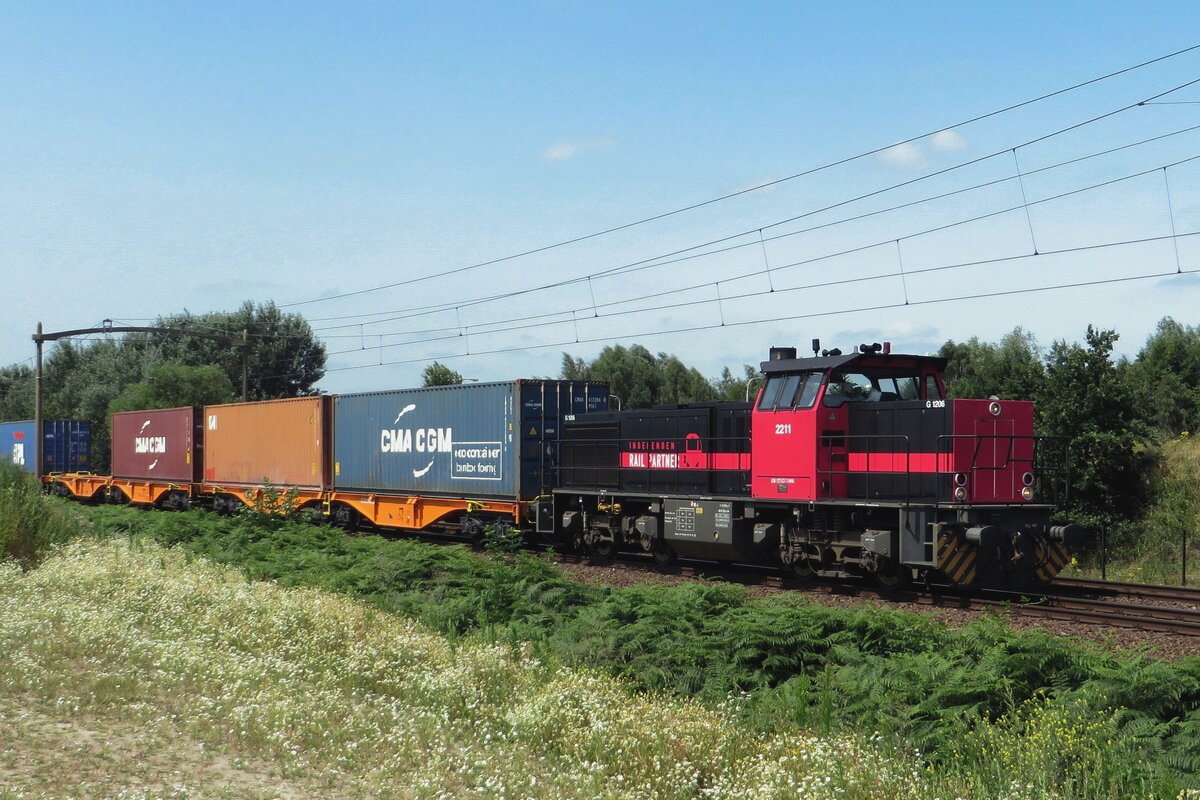 IRP 2211 schleppt ein Containerzug durch Tilburg-Reeshof am 23 Juli 2021.