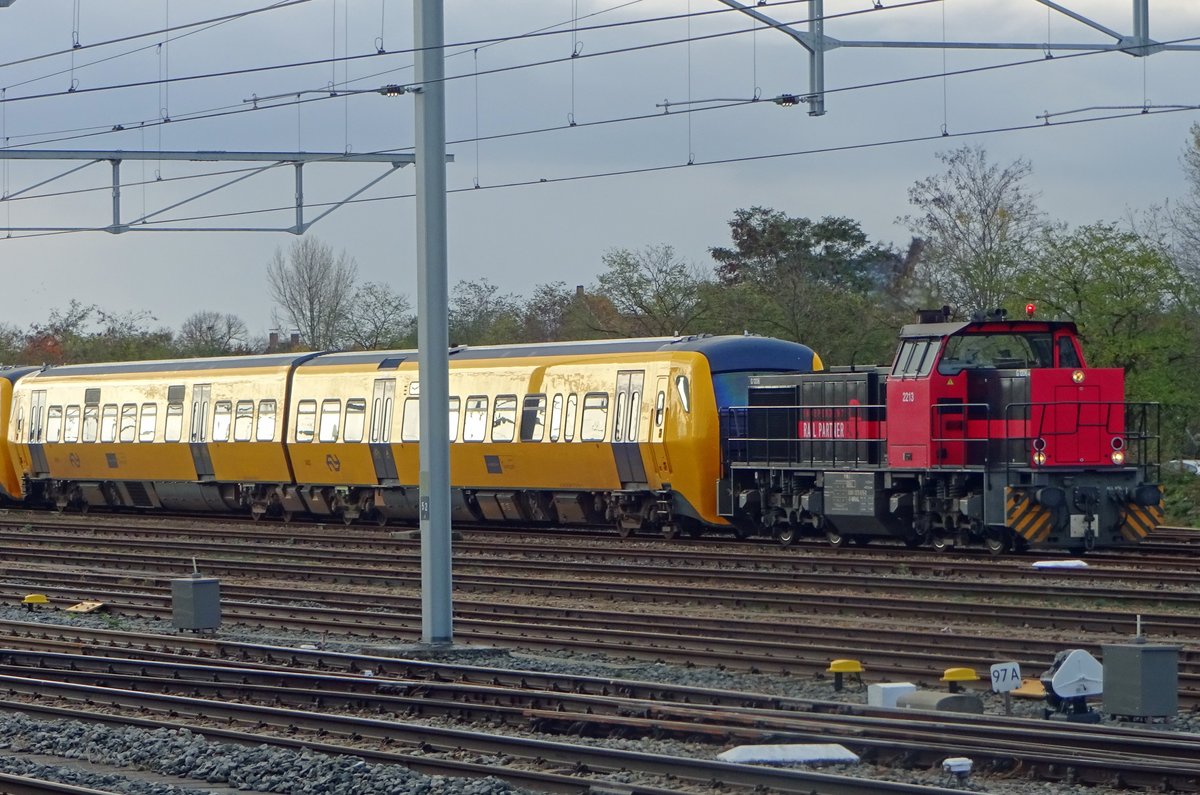 IRP 2213 rangiert am 13 November 2019 in Nijmegen mit z-gestellte DM'90er. Der Rumnischen Verkehrsbetrieb FeroTrans kaufte in 2016 und 2018 48 dieser Triebzge, hatte jedoch die Export-Dokumente nicht am ordnung und nach einige Jahren msset der Kaufcontract ungetan gemacht werden. Weil NS reizigers und Prorail der bahnhof von Nijmegen mit ein neuer bahnsteig erweiteren willen, war der von DM'90er besatzte raum ntig und wurden innerhalb 1 1/2 Woche alle 48 Triebzge nach ein Schrotthandlung in Amsterdam-Westhafen abgeschickt.